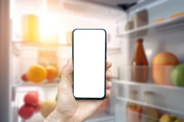 Online Lebensmittellieferung App Einem Mobiltelefon Gegenüber Dem Kühlschrank Hält Der — Stockfoto