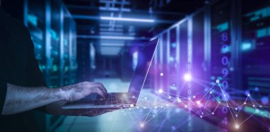 Büyük veri teknolojisi geçmişi. Bilgisayar ağı, sosyal bağlantı, analitik ve bilginin görselleştirilmesine karşı dizüstü bilgisayar kullanmak. Yüksek kalite fotoğraf