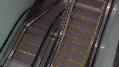 Yürüyen merdivenler hareket ediyor. Modern bir binanın mimarisiydi. Yüksek kaliteli FullHD görüntüler