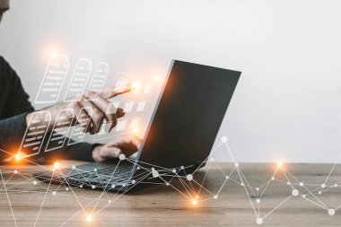 Büyük veri teknolojisi geçmişi. Bilgisayar ağı, sosyal bağlantı, analitik ve bilginin görselleştirilmesine karşı dizüstü bilgisayar kullanmak. Yüksek kalite fotoğraf