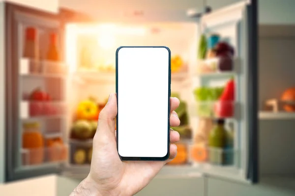 Online Market Dağıtım Uygulaması Bir Cep Telefonunda Adamlar Elinde Buzdolabının — Stok fotoğraf