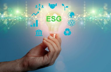 Küresel ESG teknoloji kavramı. Mans holografik bir düğmeye basıyor. Çevre, Sosyal ve Kurumsal Yönetim fikri. Yüksek kalite fotoğraf