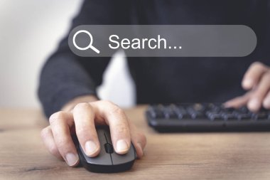 İnternet arama konsepti. Kullanıcı interneti olan bir bilgisayar kullanır. Yüksek kalite fotoğraf