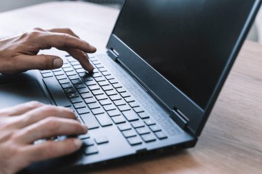 Kullanıcı bilgisayarı ofisteki ya da evdeki masaüstünde kullanır. İş, eğitim, teknoloji konsepti. Yüksek kalite fotoğraf