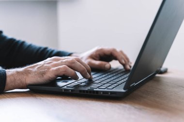 Kullanıcı bilgisayarı ofisteki ya da evdeki masaüstünde kullanır. İş, eğitim, teknoloji konsepti. Yüksek kalite fotoğraf