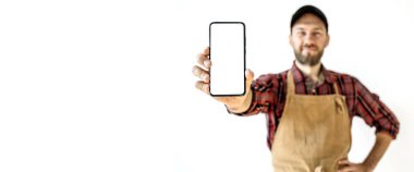 Boş arka planda akıllı telefonu olan bir işletme sahibi. Küçük özel iş başvurusu konsepti. Yüksek kalite fotoğraf