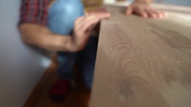 Marangoz atölyede ahşapla çalışır. Mobilya üretimi, ahşap. Özel iş, iş kavramı. Yüksek kaliteli FullHD görüntüler