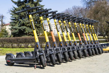 Şehir sokaklarında kiralık elektrikli scooter 'lar. Çevre dostu elektrikli scooter kiralama servisi. Yüksek kalite fotoğraf