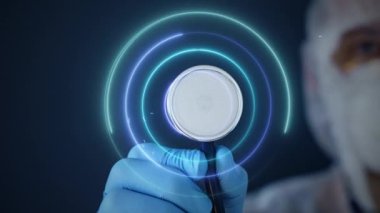 Tıbbi teknoloji hologram geçmişi. Klinikteki doktor fütüristik veri bilgi ekranı kullanıyor. Yüksek kalite 4k görüntü