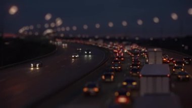 Şehir otobanında gece trafiği sıkışık. Ulaşım, arabalar, şehir konsepti. Seçili odak. Yüksek kaliteli FullHD görüntüler