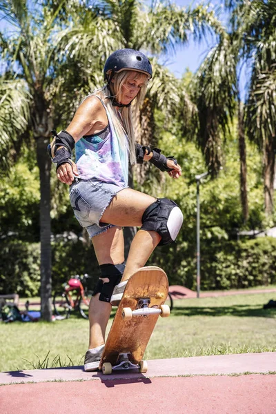 Χαμογελώντας Γυναίκα Μέσης Ηλικίας Πορτρέτο Skateboard Στον Τρόπο Ζωής Του — Φωτογραφία Αρχείου