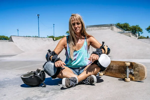 Χαμογελώντας Γυναίκα Μέσης Ηλικίας Πορτρέτο Skateboard Στον Τρόπο Ζωής Του — Φωτογραφία Αρχείου