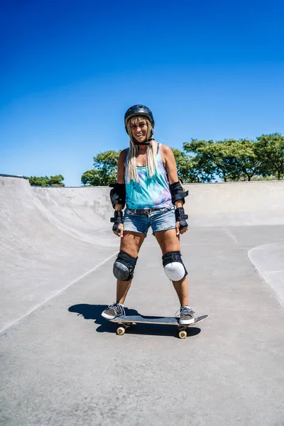 Lächelndes Frauenporträt Mittleren Alters Mit Skateboard Sport Lifestyle Einem Sonnigen — Stockfoto