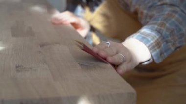 Marangoz kadın atölyede ahşapla çalışıyor. Mobilya üretimi, ahşap. Özel iş, kadın iş konsepti. Yüksek kaliteli FullHD görüntüler