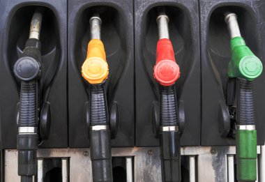 Benzin istasyonu. Benzin ve mazot dolu tabancalar bir benzin istasyonunda. Petrol işi ve ulaşım masrafları. Yüksek kalite fotoğraf