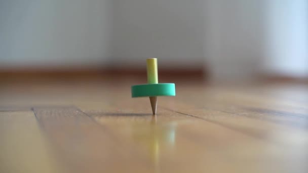 Una Peonza Suelo Madera Rotación Movimiento Concepto Física Imágenes Fullhd — Vídeos de Stock