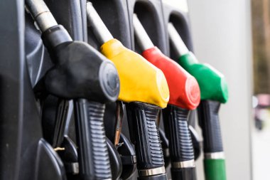 Benzin istasyonu. Benzin ve mazot dolu tabancalar bir benzin istasyonunda. Petrol işi ve ulaşım masrafları. Yüksek kalite fotoğraf