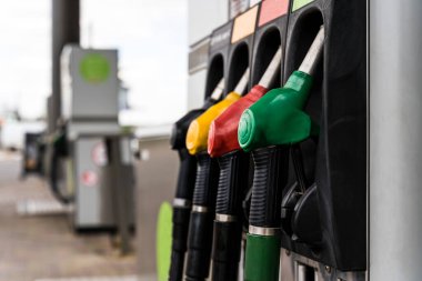 Benzin istasyonu. Benzin ve mazot dolu tabancalar bir benzin istasyonunda. Petrol işi ve ulaşım masrafları. Yüksek kalite fotoğraf