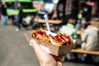 Hipster pazarında sokak yemeği tavuğu. Izgara ve ızgara yemek. Yüksek kalite fotoğraf