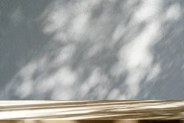 Tło Cienia Stołu Drewniany Stół Biała Pusta Ściana Cieniami Roślin — Zdjęcie stockowe