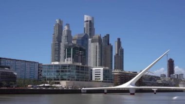 Buenos Aires, Arjantin - 13 Mayıs 2023: Buenos Aires Puerto Madero bölgesi. Baraj, köprü ve gökdelenler. Yüksek kaliteli FullHD görüntüler