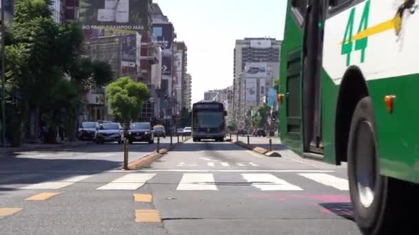 Buenos Aires Argentina Maio 2023 Ônibus Trânsito Rua Buenos Aires — Vídeo de Stock