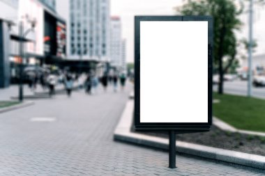 Şehrin arka planında reklam panosu maketi posteri var. Boş reklam panosu. Yüksek kalite fotoğraf