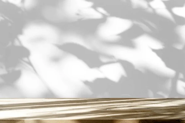 Tafelschaduw Achtergrond Houten Tafel Witte Lege Muur Met Plantenschaduwen Hoge — Stockfoto