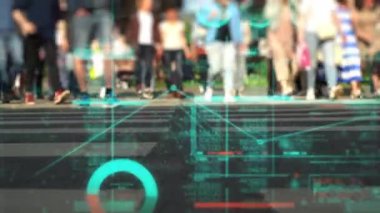 Şehir sokaklarında teknolojik veri geçmişi olan insanlar. İş, analitik büyük veri konsepti. Yüksek kaliteli FullHD görüntüler