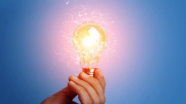 Ampul ışığı fikri. Enerji lambası elimde. Yenilik, yaratıcılık, teknoloji konsepti. Yüksek kalite 4k görüntü