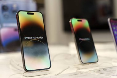 Berlin, Almanya - 12 Haziran 2023: iPhone 14 Apple Store 'da satışta. Yeni akıllı telefon satışı. Yüksek kaliteli illüstrasyon
