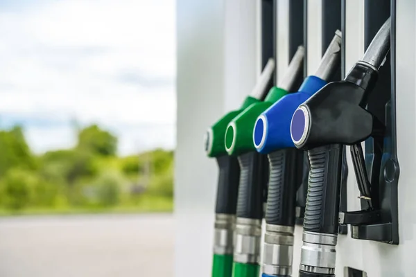 加油站 汽车加油站装有汽油和柴油的活塞 石油业务和运输费用 高质量的照片 — 图库照片