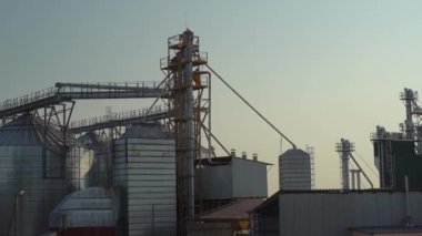 Modern çiftlikteki tarım fabrikası. Gökyüzü arka planında endüstriyel tarım fabrikası. İş, organik, teknoloji konsepti. Yüksek kaliteli FullHD görüntüler