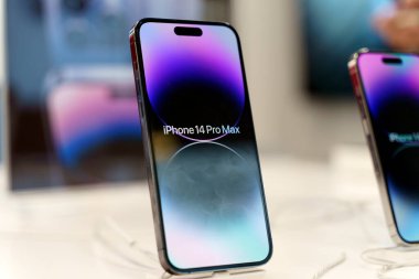 Berlin, Almanya - 12 Haziran 2023: iPhone 14 Apple Store 'da satışta. Yeni akıllı telefon satışı. Yüksek kaliteli illüstrasyon