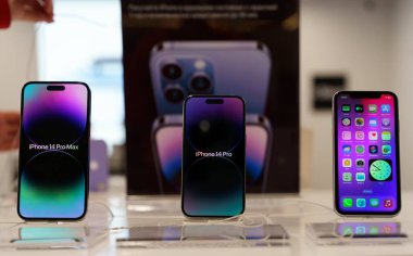 Berlin, Almanya - 12 Haziran 2023: iPhone 14 Apple Store 'da satışta. Yeni akıllı telefon satışı. Yüksek kaliteli illüstrasyon