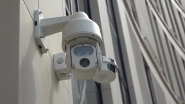 Güvenlik kamerası. Şehirde ve halka açık alanda güvenlik, güvenlik ve izleme. Yüksek kaliteli FullHD görüntüler