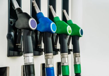 Benzin istasyonu. Benzin ve mazot dolu tabancalar bir benzin istasyonunda. Petrol işi ve ulaşım masrafları. Yüksek kalite fotoğraf