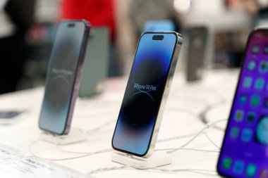 Berlin, Almanya - 12 Haziran 2023: iPhone 14 Apple Store 'da satışta. Yeni akıllı telefon satışı. Yüksek kaliteli illüstrasyon