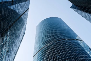 İş gökdelenleri ve ofis işletme merkezi, mavi gökyüzüne perspektif olarak mimari inşa ediyor. Ekonomi, değişim, finans konsepti. Yüksek kalite fotoğraf