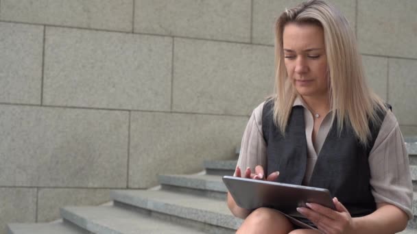 Uma Mulher Trabalha Num Tablet Numa Cidade Negócios Tecnologia Conceito — Vídeo de Stock