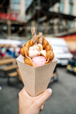 Sokak yemekleri Belçika Waffle 'ı renkli duvar arkasındadır. Sweets, sokak yemeği. Yüksek kalite fotoğraf