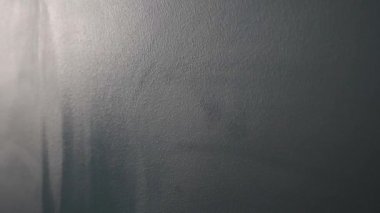 Okul yönetim kurulundaki yazıya geri dönelim. Öğretmen ders sırasında tahtaya tebeşirle yazar. Okul, çocuklar, eğitim, öğrenme konsepti. Yüksek kaliteli FullHD görüntüler