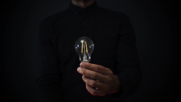 Ampul Işığı Fikri Enerji Lambası Elimde Yenilik Yaratıcılık Teknoloji Konsepti — Stok video