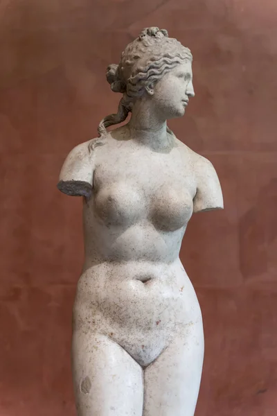 Klasyczna Antyczna Rzeźba Kobiety Marmurze Lub Białym Kamieniu Starożytna Grecka — Zdjęcie stockowe