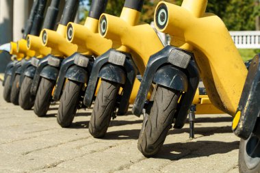 Şehir sokaklarında kiralık elektrikli scooter 'lar. Çevre dostu elektrikli scooter kiralama servisi. Yüksek kalite fotoğraf