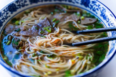 Çin erişte çorbası. Biftek ve çorbalı Asya usulü erişte. Çin Asya mutfağı. Yüksek kalite fotoğraf