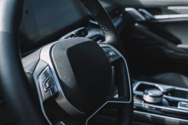 Arabanın içi otomatik gösterge paneliyle dolu. Yeni otomobil karbon kabini. Yüksek kalite fotoğraf