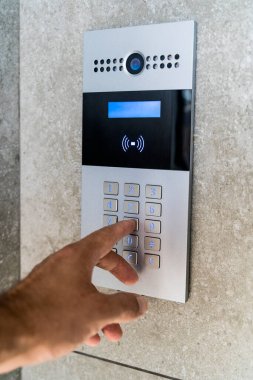 Kapıdaki evde dahili telefon. Elektronik anahtar ve giriş için video çağrısı. Yüksek kalite fotoğraf