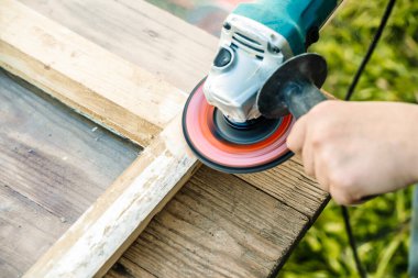 Marangoz atölyede ahşapla çalışır. Küçük işletme, üretim, zanaat konsepti. Yüksek kalite fotoğraf