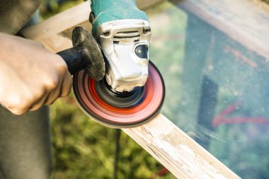 Ahşap zımparalama, mobilya restorasyonu ve restorasyonu. Bir marangoz atölyesindeki eski bir pencereyi kumlar. Yüksek kalite fotoğraf